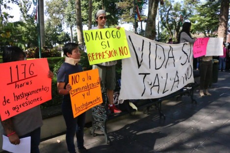 Opositores a la construcción del puente en Lázaro Cárdenas se manifestaron este martes en el Parque Juárez. Exigen diálogo con autoridades así como alto a la criminalización y hostigamiento a su movimiento. 