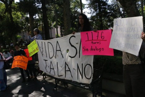 Opositores a la construcción del puente en Lázaro Cárdenas se manifestaron este martes en el Parque Juárez. Exigen diálogo con autoridades así como alto a la criminalización y hostigamiento a su movimiento. 