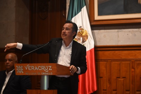 El gobernador Cuitláhuac García Jiménez descartó que se realice alguna obra en El Parque de la Olla, en Xalapa, pese a que la Secretaría de Infraestructura y Obras Públicas (SIOP) pagó a una empresa por la elaboración del proyecto ejecutivo y la eventual manifestación de impacto ambiental (MIA). Aclaró que quien determina qué obra se hace es él, y que es falso que se vaya a ejecutar un proyecto en este lugar. 