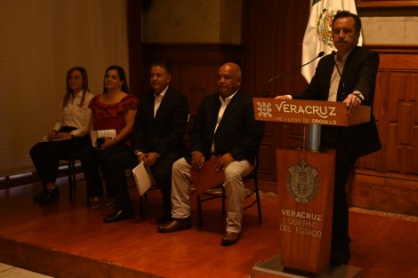 El Gobierno del Estado anunció la cartelera oficial de actividades alusivas a las Fiestas Patrias, mismas que iniciaron el primer día del mes con las guardias de honor frente al monumento de Miguel Hidalgo y Costilla; este martes, el gobernador Cuitláhuac García Jiménez hizo extensiva la invitación a festejar en los 212 municipios. 