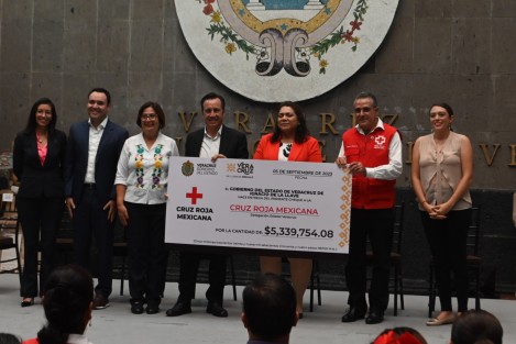 El gobernador Cuitláhuac García Jiménez entregó a nombre del Gobierno del Estado una donación de más de 5 millones de pesos a la Cruz Roja, producto de la aportación hecha por la población dentro del pago de derechos vehiculares.  