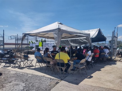 Personal docente, administrativo y manual de la Escuela de Bachilleres Oficial de Xico (EBOX) del turno matutino, tomó las instalaciones esta mañana, en protesta por la reinstalación de una persona a la que consideran problemática y que denigra a la institución. 