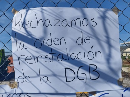 Personal docente, administrativo y manual de la Escuela de Bachilleres Oficial de Xico (EBOX) del turno matutino, tomó las instalaciones esta mañana, en protesta por la reinstalación de una persona a la que consideran problemática y que denigra a la institución. 