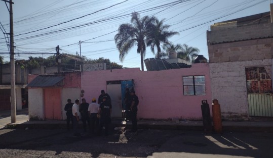 Una explosión por fuga de gas destruyó una vivienda y dejo al menos cuatro personas lesionadas en la humilde casa ubicada en la calle Amado Nervo de la colonia Plan de Mávil, en el municipio de Coatepec, bomberos y cuerpos de emergencia auxiliaron a los lesionados y resguardo el lugar de la tragedia.
