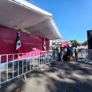 Una explosión por fuga de gas destruyó una vivienda y dejo al menos cuatro personas lesionadas en la humilde casa ubicada en la calle Amado Nervo de la colonia Plan de Mávil, en el municipio de Coatepec, bomberos y cuerpos de emergencia auxiliaron a los lesionados y resguardo el lugar de la tragedia.