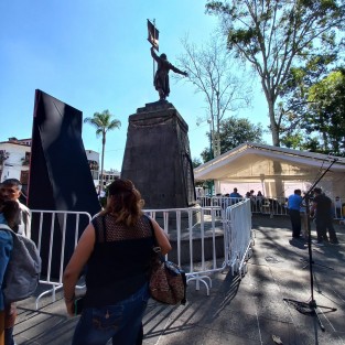 Una explosión por fuga de gas destruyó una vivienda y dejo al menos cuatro personas lesionadas en la humilde casa ubicada en la calle Amado Nervo de la colonia Plan de Mávil, en el municipio de Coatepec, bomberos y cuerpos de emergencia auxiliaron a los lesionados y resguardo el lugar de la tragedia.