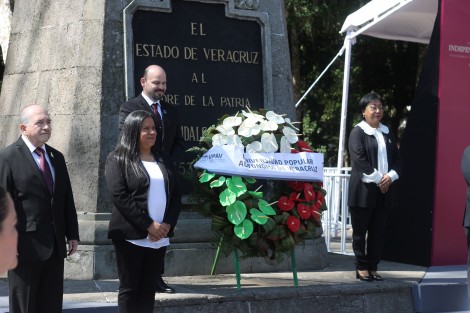 Este miércoles varias instituciones educativas participaron en las tradicionales guardias de honor ante el monumento a Miguel Hidalgo, entre ellas la Universidad Popular Autónoma de Veracruz (UPAV) encabezada por su rector Ome Tochtli Méndez Ramírez. 