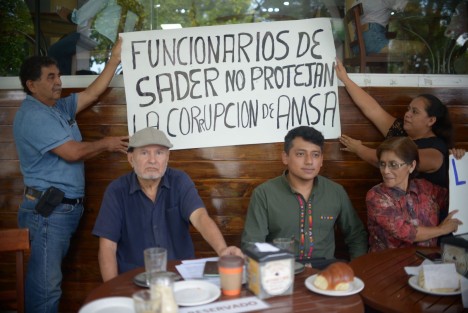 La comisión de los familiares de acusados por AMSA-ECOM Trading señaló que funcionarios del gobierno encubren los actos de corrupción y protegen a la empresa.