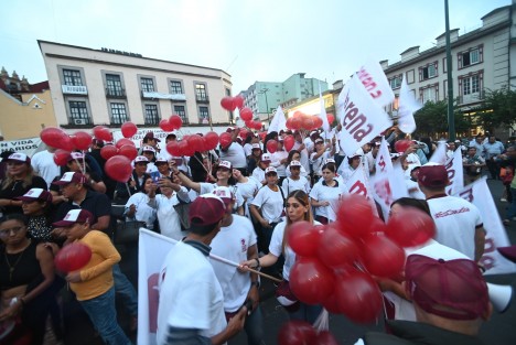 Integrantes de Unidos Todos, asociación que simpatiza con Claudia Sheinbaum, se concentraron en Plaza Lerdo para celebrar la designación de la ex jefa de Gobierno de la Ciudad de México  como coordinadora nacional de los Comités de Defensa de la 4T. 