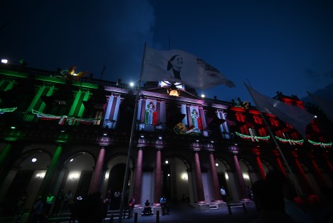Integrantes de Unidos Todos, asociación que simpatiza con Claudia Sheinbaum, se concentraron en Plaza Lerdo para celebrar la designación de la ex jefa de Gobierno de la Ciudad de México  como coordinadora nacional de los Comités de Defensa de la 4T. 