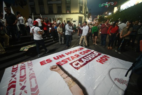 Integrantes de Unidos Todos, asociación que simpatiza con Claudia Sheinbaum, se concentraron en Plaza Lerdo para celebrar la designación de la ex jefa de Gobierno de la Ciudad de México  como coordinadora nacional de los Comités de Defensa de la 4T. 