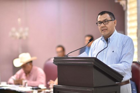 El diputado Othón Hernández Candanedo presentó a la Diputación Permanente un Anteproyecto con Punto de Acuerdo, por el cual se prevé un exhorto al Gobernador del Estado y a los titulares de las Secretarías de Medio Ambiente (Sedema) y de Educación de Veracruz (SEV), así como a los Ayuntamientos de la entidad, para que generen y fortalezcan los programas de educación ambiental, aunado a que, de acuerdo con sus competencias, implementen acciones de capacitación, difusión y tratamiento de los residuos sólidos urbanos.