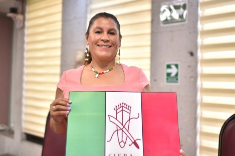 La diputada Lidia Irma Mezhua Campos hizo uso de la palabra durante la Tercera Sesión del Segundo Receso para dar a conocer la importancia y trascendencia de la Bandera Siera en la historia de México, especialmente durante el periodo independentista.