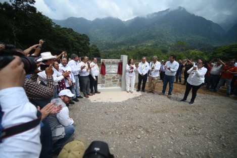 En la comunidad de Díaz Mirón, municipio de Misantla se dio el arranque para la construcción de una planta micro hidroeléctrica, que además de beneficiar a la población local abastecerá a un beneficio de café que se establecerá ahí mismo. 