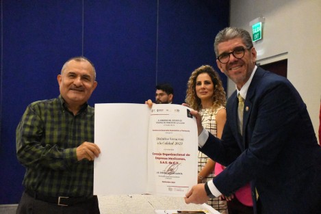La Secretaría de Desarrollo Económico y Portuario (SEDECOP) entregó el Distintivo Veracruz a la Calidad a 34 empresas de diversos sectores como exportadoras de cítricos, vainilla, café y especias, de logística, despachos aduanales, certificadoras y proveeduría, con un apoyo económico individual de 25 mil pesos.