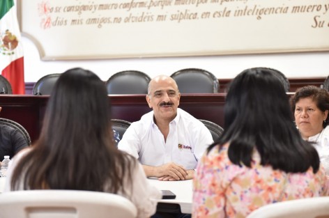  Funcionariado encabezado por el presidente municipal Ricardo Ahued Bardahuil atendió a vecinas y vecinos de las colonias J.J. Panes, Homex y Olmeca, quienes presentaron solicitudes para la realización de obra vial e hidráulica. 
