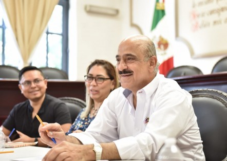 Acompañado por las regidoras Helen Sarmiento Jaén y Martha Valentina Domínguez Vásquez; el director de Participación Ciudadana, Juan Marín Viveros y la directora de la Comisión Municipal de Agua Potable y Saneamiento (CMAS), Ana Iris Ruiz Gómez, el Edil acordó analizar las factibilidades para la elaboración de los anteproyectos correspondientes a la construcción de drenajes y colectores con la participación de la Comisión de Agua del Estado de Veracruz (CAEV) y la Comisión Nacional del Agua (Conagua), que contemple la infraestructura hidráulica existente en la colonia J.J. Panes.
 