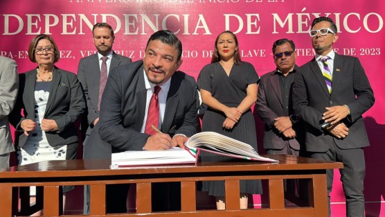 Diputados de la LXVI Legislatura, encabezados por Margarita Corro y Juan Javier Gómez, presidentes de la Mesa Directiva y Junta de Coordinación Política del Congreso, rindieron guardia de honor a Miguel Hidalgo, en Los Berros. 