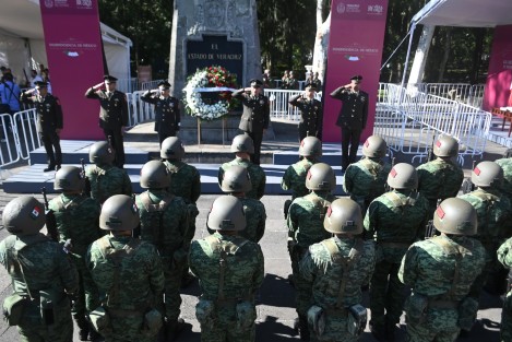 Las y los integrantes de la LXVI Legislatura del estado, encabezados por la presidenta de la Mesa Directiva, diputada Margarita Corro Mendoza, y por el presidente de la Junta de Coordinación Política, diputado Juan Javier Gómez Cazarín, realizaron la Guardia de Honor ante el monumento a Don Miguel Hidalgo y Costilla, en conmemoración por el CCXIII aniversario del inicio de la lucha por la independencia nacional. 