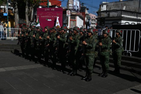 Las y los integrantes de la LXVI Legislatura del estado, encabezados por la presidenta de la Mesa Directiva, diputada Margarita Corro Mendoza, y por el presidente de la Junta de Coordinación Política, diputado Juan Javier Gómez Cazarín, realizaron la Guardia de Honor ante el monumento a Don Miguel Hidalgo y Costilla, en conmemoración por el CCXIII aniversario del inicio de la lucha por la independencia nacional. 