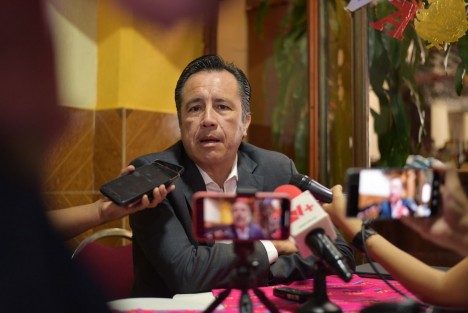 El Gobernador Cuitláhuac García se dijo satisfecho de que sea Claudia Sheinbaum quien ahora esté a cargo de dirigir el movimiento de la 4T. Cuestionado si se uniría al equipo de la ex jefa de Gobierno e CDMX, dijo que por ahora sigue en su encargo, pero que le pregunten en diciembre. 