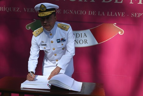 El Almirante Raúl Pérez Vázquez, al frente de contingente de la Tercera Región Naval, rindió guardia de honor y colocó ofrenda floral en el monumento a Miguel Hidalgo en el 213 aniversario del inicio de la Independencia.