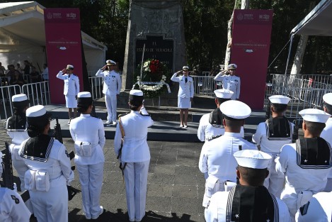 El Almirante Raúl Pérez Vázquez, al frente de contingente de la Tercera Región Naval, rindió guardia de honor y colocó ofrenda floral en el monumento a Miguel Hidalgo en el 213 aniversario del inicio de la Independencia.