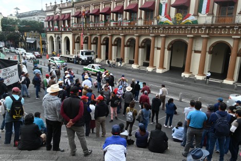 Ejidatarios de Perote se manifestaron frente a palacio de gobierno para denunciar la invasión de sus tierras y quieren evitar un enfrentamiento. 