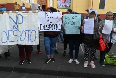 Ejidatarios de Perote se manifestaron frente a palacio de gobierno para denunciar la invasión de sus tierras y quieren evitar un enfrentamiento. 
