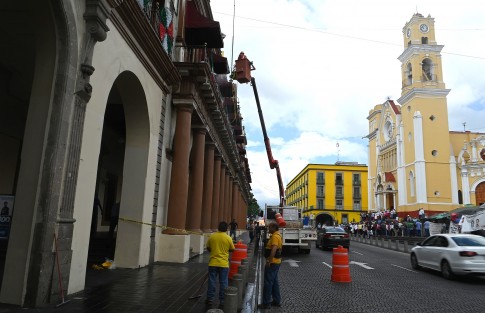 Continúan los trabajos  de limpieza en Palacio de Gobierno para las fiestas patrias. 