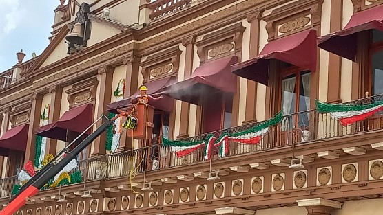 Los toldos del Palacio de Gobierno fueron lavados in situ. 