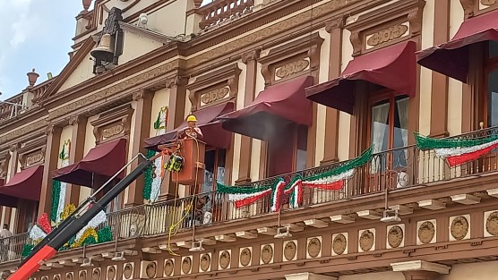Los toldos del Palacio de Gobierno fueron lavados in situ. 
