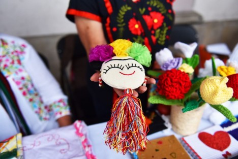 Con más de una veintena de estudiantes de los talleres de tejido, piñatería, bordado, bisutería, cocina, entre muchos otros más, esta expo proporciona un espacio gratuito para la colocación de todos estos productos en el mercado. 