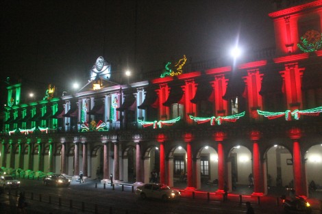 Desde los primeros días de septiembre tanto el Palacio de Gobierno como el Palacio Municipal de Xalapa lucen iluminados con motivos de las fiestas patrias. 