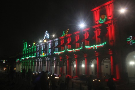 Desde los primeros días de septiembre tanto el Palacio de Gobierno como el Palacio Municipal de Xalapa lucen iluminados con motivos de las fiestas patrias. 