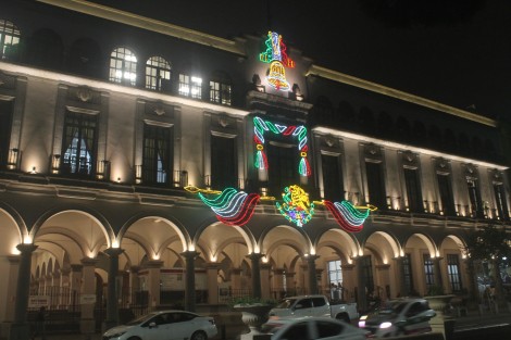 Desde los primeros días de septiembre tanto el Palacio de Gobierno como el Palacio Municipal de Xalapa lucen iluminados con motivos de las fiestas patrias. 