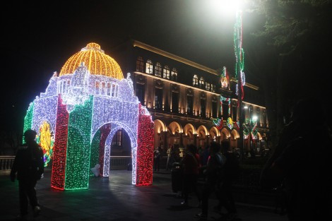 Mientras que la decoración luminosa del parque Juárez sigue siendo visitada para tomar la foto del recuerdo.
