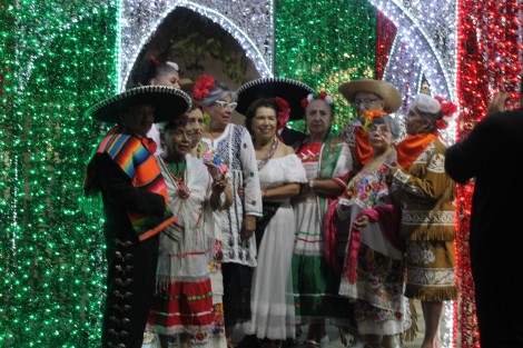 Un grupo de adultos mayores con trajes típicos de varias regiones acudieron alegres a tomarse la foto.  Muchos deberíamos aprender de su actitud positiva.  