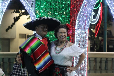 Un grupo de adultos mayores con trajes típicos de varias regiones acudieron alegres a tomarse la foto.  Muchos deberíamos aprender de su actitud positiva.  