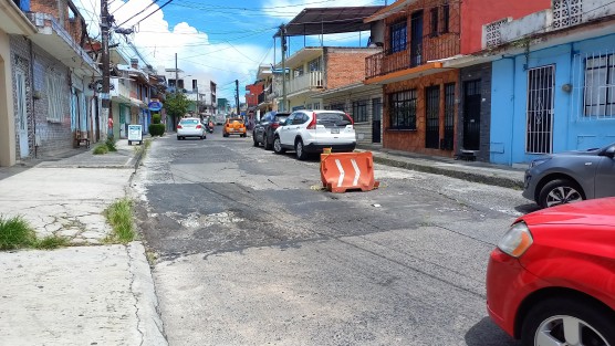 Desde hace ya un tiempo el estado de la calle Independencia en Xalapa, ha aumentado su deterioro, por lo que autoridades municipales ya tienen contemplado su rehabilitación, claro, escuchando las opiniones de los vecinos y esperando su colaboración.  