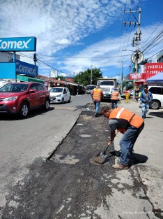 En este domingo se llevaron a cabo trabajos de bacheo sobre la Av. Principal de Las Trancas.
