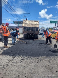 En este domingo se llevaron a cabo trabajos de bacheo sobre la Av. Principal de Las Trancas.