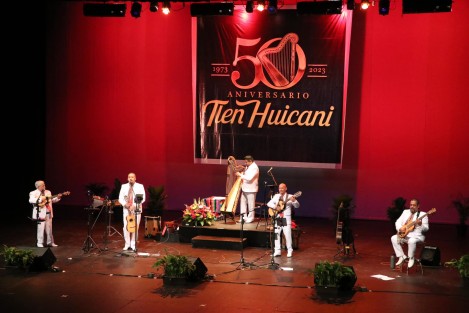 Con una presentación en el Teatro del Estado, este domingo el grupo Tlen Huicani celebró su 50 Aniversario.