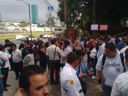 Profesores procedentes de varias zonas del Estado se manifestaron desde temprano en las instalaciones  de la SEV. Acompañados de sus dirigentes sindicales reclaman plazas de distintos niveles al final fue recibida una comitiva.