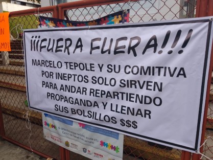 Profesores procedentes de varias zonas del Estado se manifestaron desde temprano en las instalaciones  de la SEV. Acompañados de sus dirigentes sindicales reclaman plazas de distintos niveles al final fue recibida una comitiva.