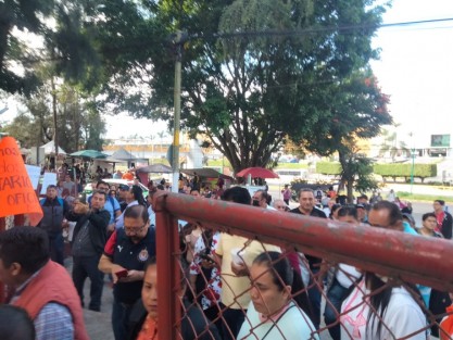 Profesores procedentes de varias zonas del Estado se manifestaron desde temprano en las instalaciones  de la SEV. Acompañados de sus dirigentes sindicales reclaman plazas de distintos niveles al final fue recibida una comitiva.