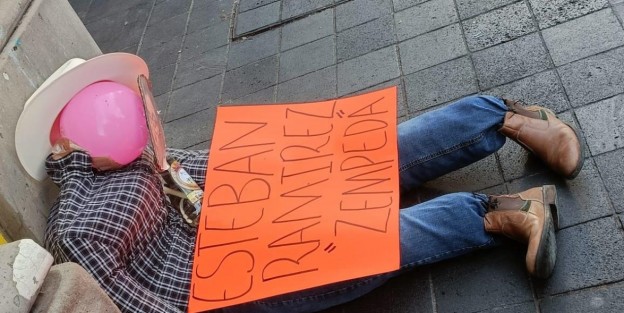 Desde temprana hora a unos pasos del Palacio municipal de Xalapa, fueron colocados un muñeco de trapo y carteles haciendo referencia a una falsa alerta Amber por la presunta desaparición del dirigente estatal de MORENA, Esteban Ramírez Zepeta.