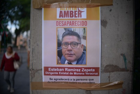 Desde temprana hora a unos pasos del Palacio municipal de Xalapa, fueron colocados un muñeco de trapo y carteles haciendo referencia a una falsa alerta Amber por la presunta desaparición del dirigente estatal de MORENA, Esteban Ramírez Zepeta.