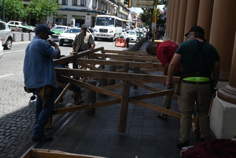 Este lunes trabajadores de Gobierno comenzaron la colocación de templetes para el Grito y desfile de las fiestas de Independencia. La duda es que si los eternos manifestantes de plaza Lerdo prestarán su espacio para tal evento.