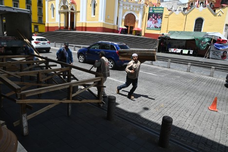 Este lunes trabajadores de Gobierno comenzaron la colocación de templetes para el Grito y desfile de las fiestas de Independencia. La duda es que si los eternos manifestantes de plaza Lerdo prestarán su espacio para tal evento.